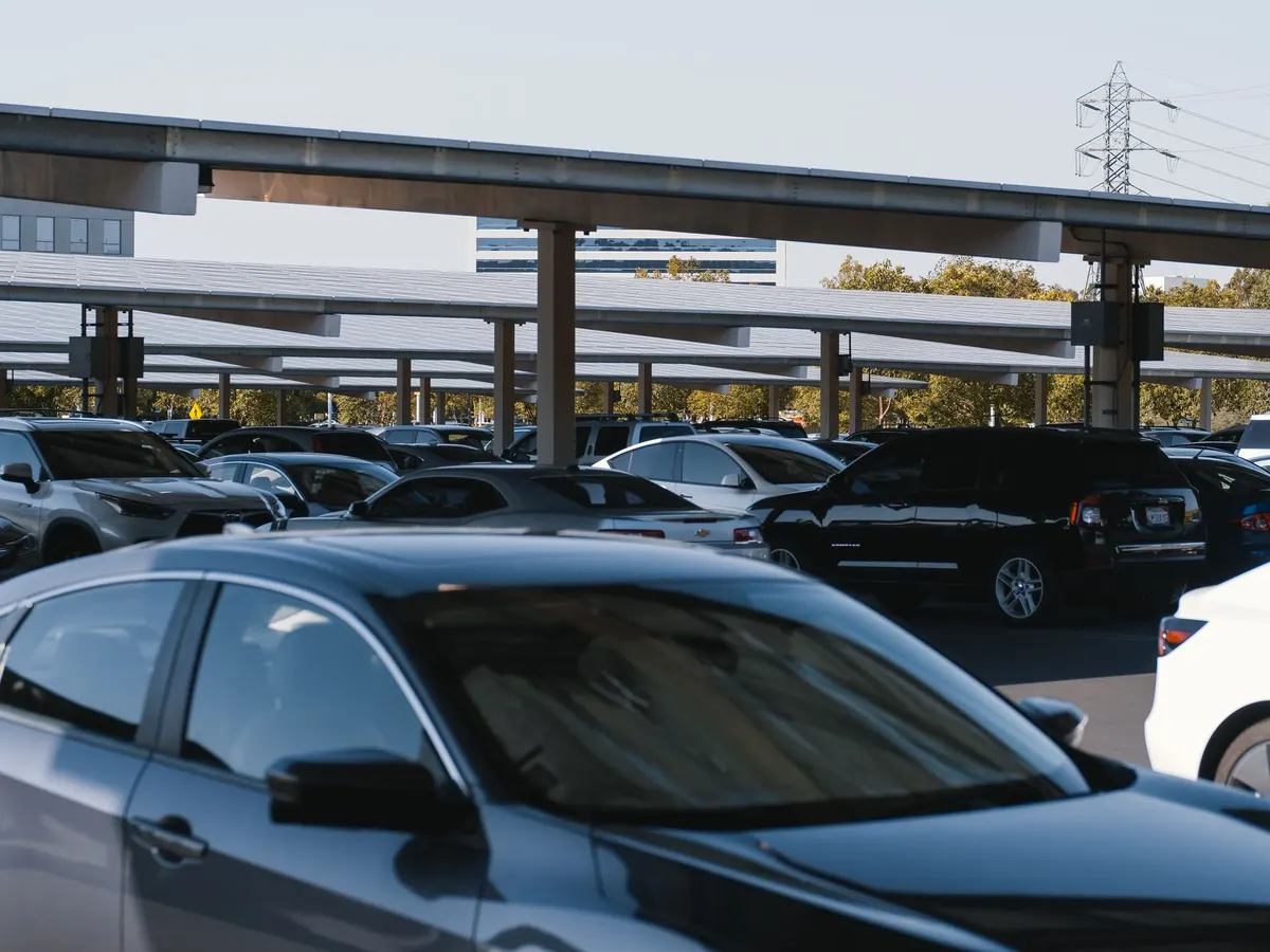 Parking collectif de copropriété pouvant accueillir des bornes de recharge
